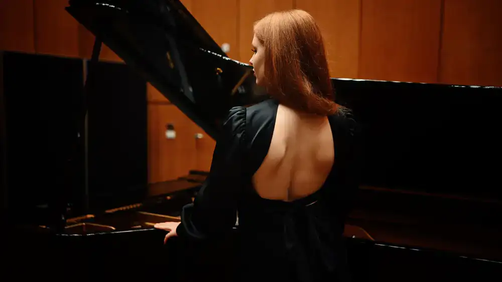 Klara Novotny at a grand piano
